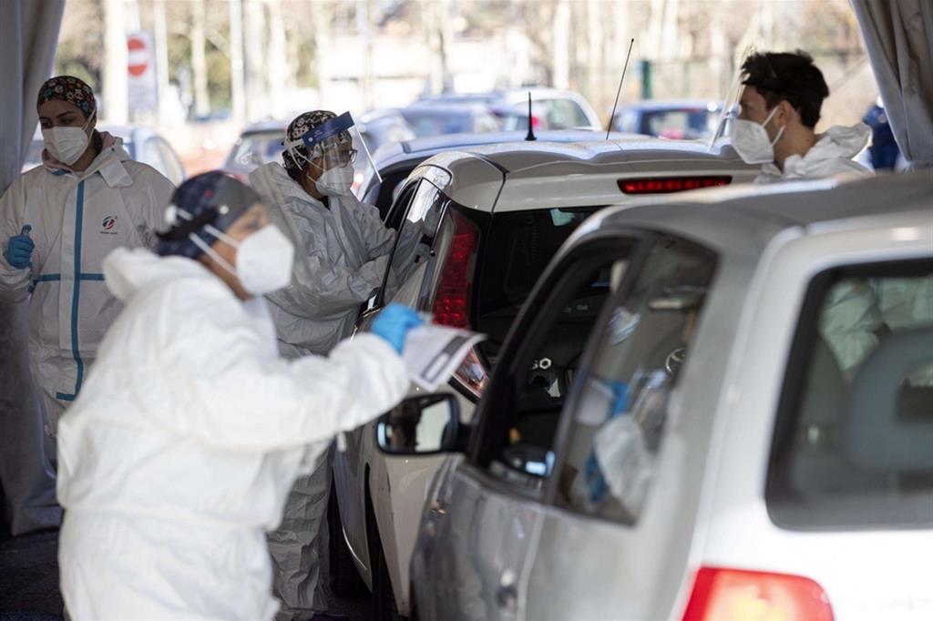 Operatori sanitari effettuano tamponi agli automobilsti in coda al drive di Tori di Quinto, Roma
