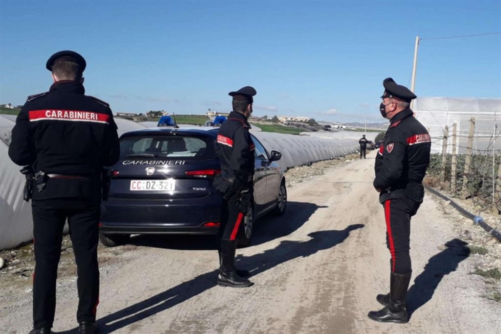 Carabinieri sul luogo della strage di Licata dove un bambino e un ragazzo sono stati assassinati dallo zio