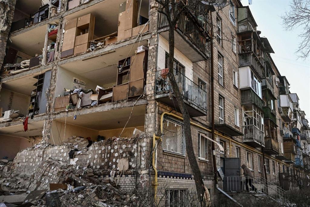 Un palazzo di Kiev danneggiato dai bombnardamenti russi