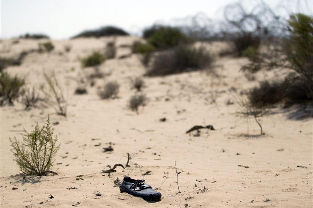 A sinistra: una scarpa nel deserto del Sahara, al confine con la Libia