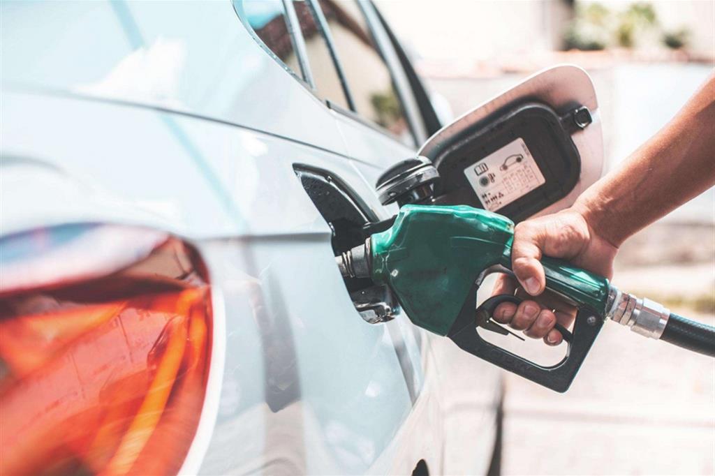 Caro carburanti: come cambiano (poco) le abitudini degli italiani in auto