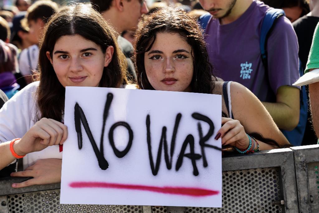 Due ragazze contro la guerra in una recente manifestazione a Napoli per la pace