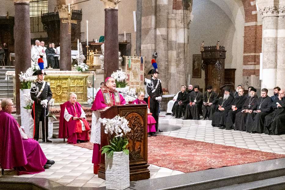 L’arcivescovo di Milano, Mario Delpini, pronuncia il tradizionale Discorso alla città nella festa del patrono sant’Ambrogio