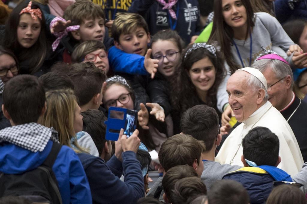 Papa Francesco durante un incontro con i giovani nel 2018