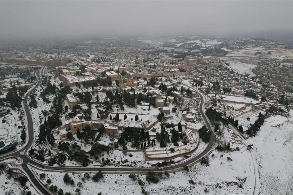 Vista aerea della Città Vecchia di Gerusalemme imbiancata da una rarissima nevicata - Reuters
