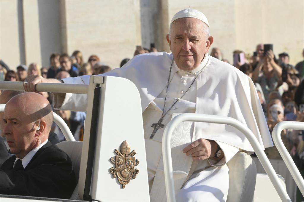 Il Papa ha salutato i fedeli in piazza San Pietro all'inizio dell'udienza generale