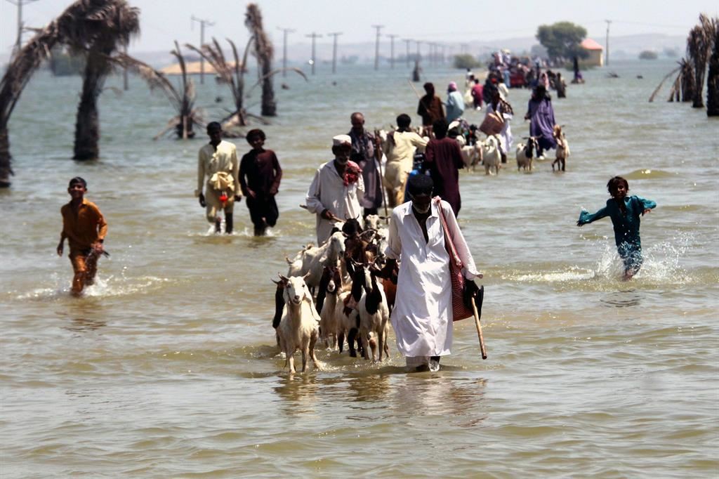 L'esodo degli sfollati delle alluvioni in Pakistan nel settembre scorso