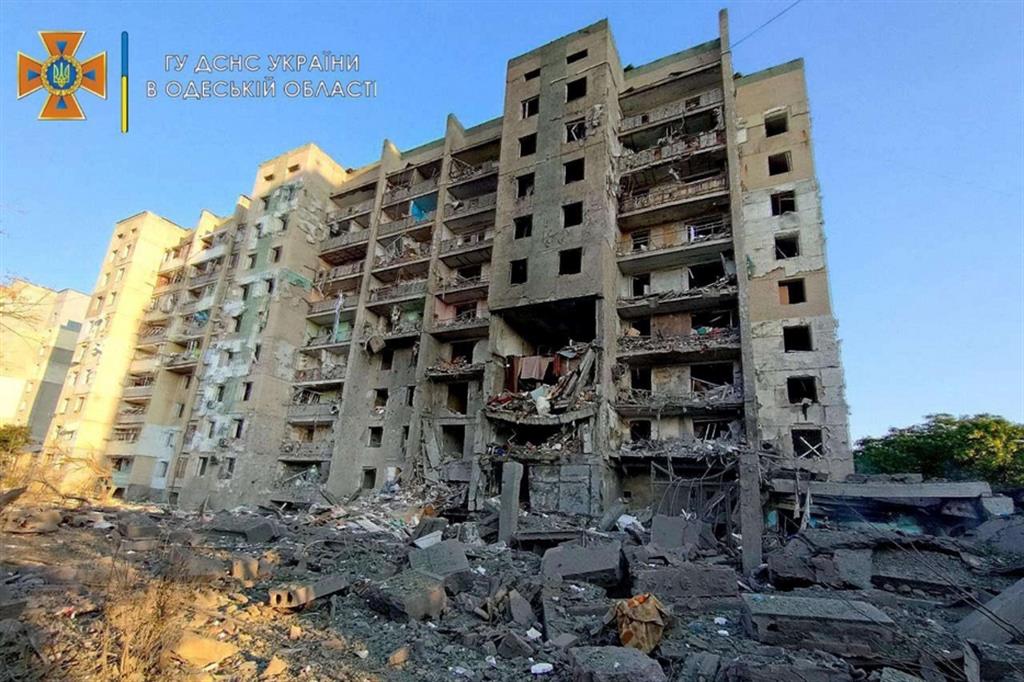 Un post tratto dal profilo Twitter di  Mykolaiv Oblast: bombardamento su condominio a Odessa