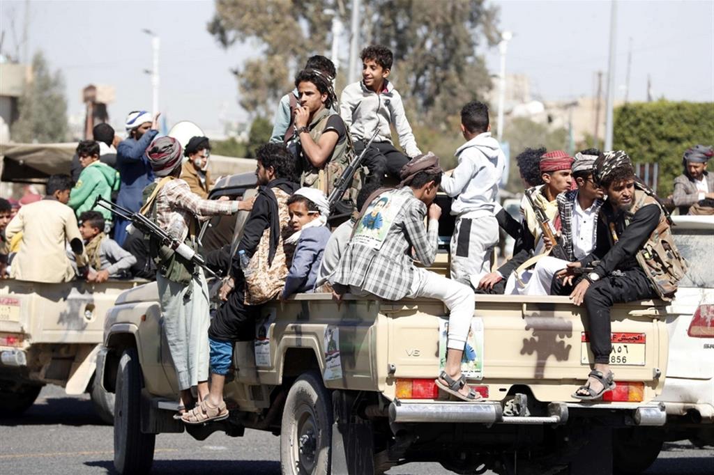 Combattenti Houthi nella capitale yemenita Sana'a