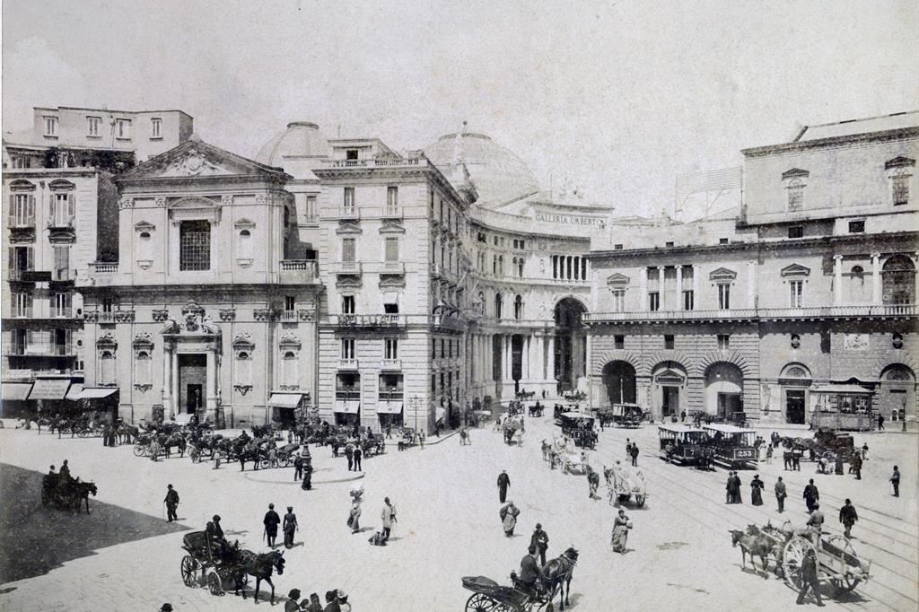 Napoli nel 1890: la chiesa di San Ferdinando e l’ingresso della Galleria Umberto I