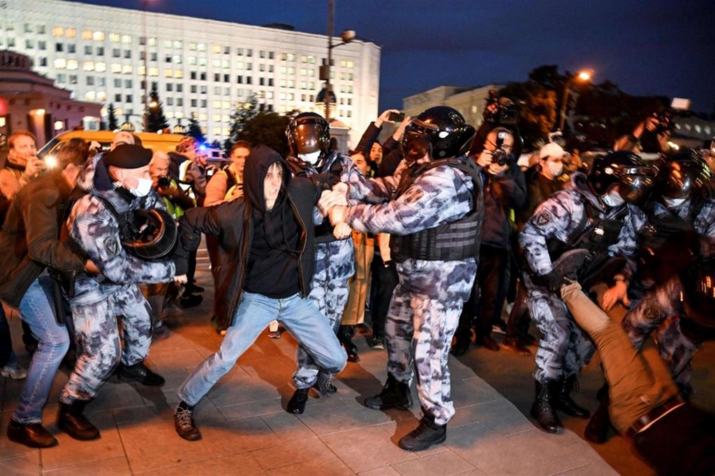 Poliziotti in azione durante le proteste a Mosca contro la mobilitazione parziale annunciata da Putin