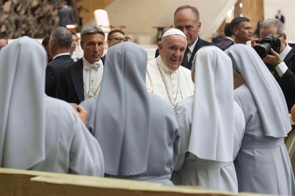 Il Papa incontra alcune suore durante l'udienza generale del 21 agosto 2019
