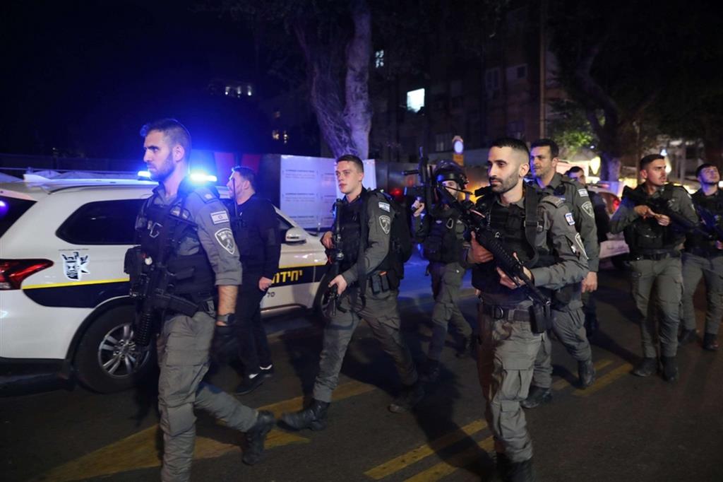 Le forze di sicurezza israeliane nel luogo dell'attentato di Tel Aviv