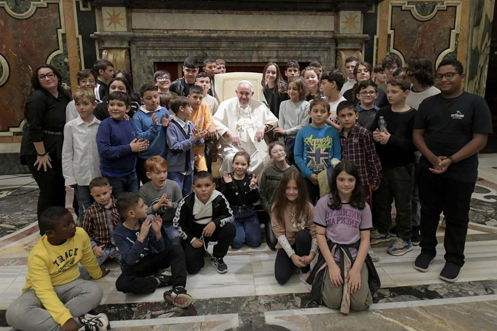 Il Papa con alcuni dei membri della Comunità Frontiere