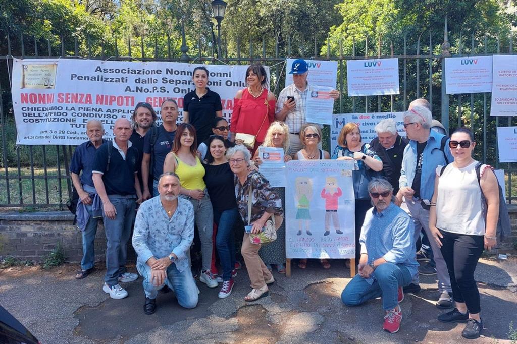 La protesta dei genitori 'orfani' dei figli davanti all’Ambasciata greca, a Roma
