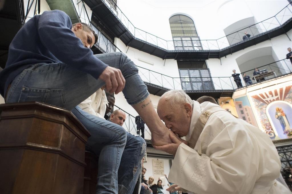 Lavanda dei piedi, Giovedì Santo 2018. Papa Francesco bacia il piede di un detenuto a Regina Coeli durante la Messa in Coena Domini