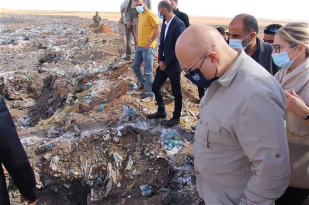 Il procuratore internazionale Karim Khan in visita alle fosse comuni in Libia