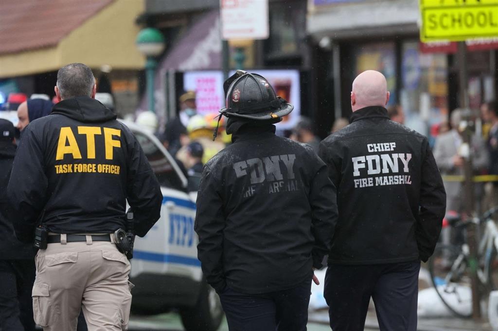 Forze di sicurezza di New York sul luogo della sparatoria a Brooklyn