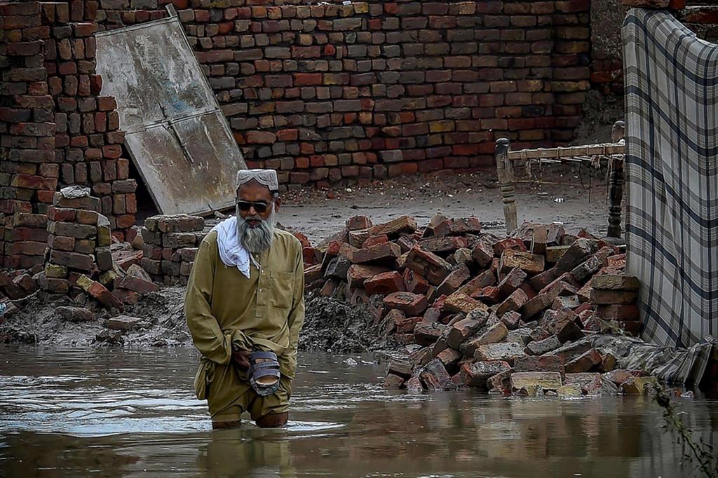 Pakistan in ginocchio per le inondazioni: i morti arrivano a mille