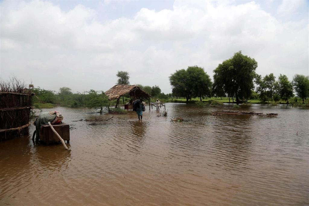 Pakistan in ginocchio per le inondazioni: i morti arrivano a mille