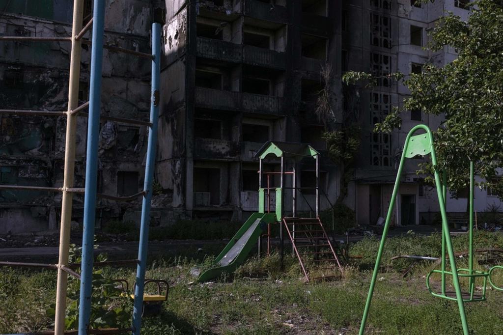 Un parco giochi abbandonato a Borodyanka, nell'oblast di Kiev, davanti ai condomini sventrati dalle esplosioni