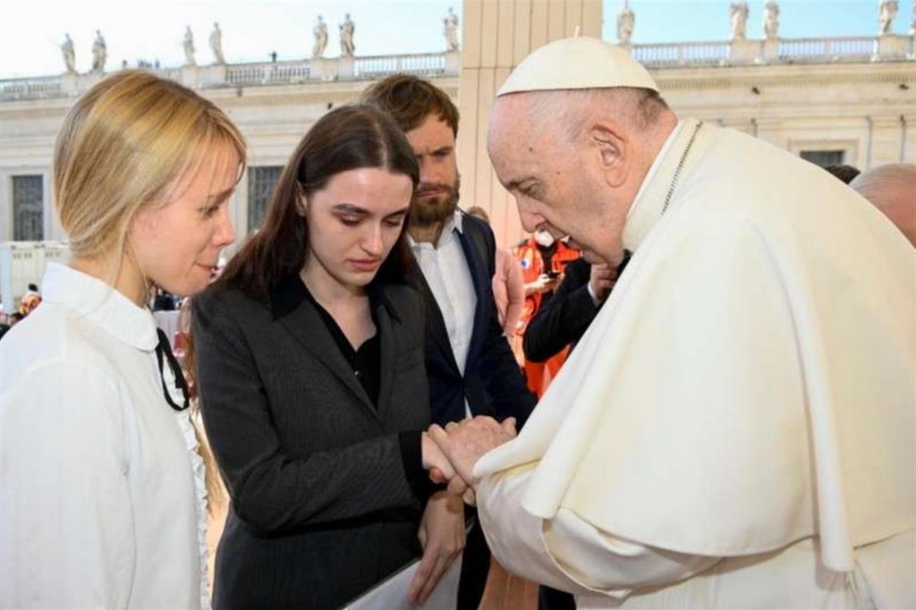 Yulya Fedosiuk (a destra) moglie del combattente del battaglione Azov Arseniy Fedosiuk e Kateryna Prokopenko (a sinistra), moglie del comandante di Azov, Denis Prokopenko oggi hanno incontrato il Papa nell'udienza generale. Roma, 11 maggio 2022