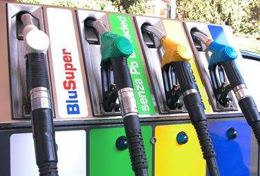 Dall'1 dicembre il prezzo di benzina e gasolio sale di 12,2 centesimi al litro
