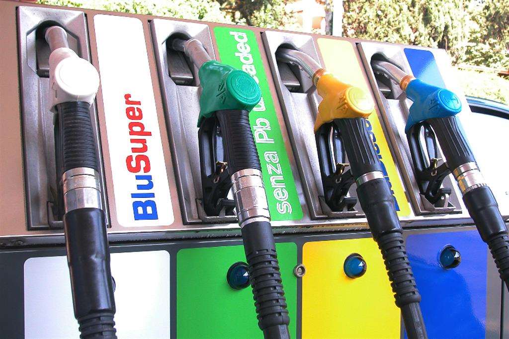 Dall'1 dicembre il prezzo di benzina e gasolio sale di 12,2 centesimi al litro