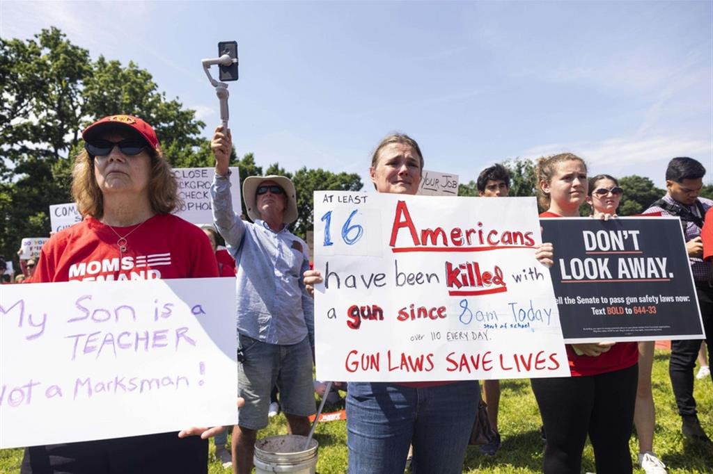 Proteste a Washington contro la diffusione delle armi, ma i Repubblicani non ci sentono