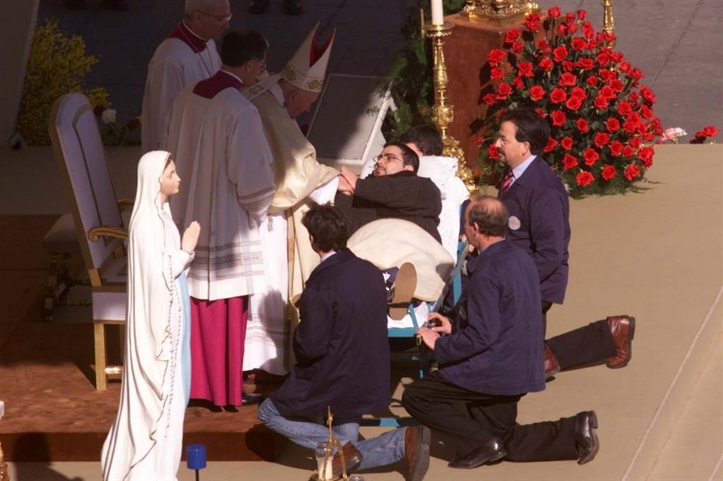 «La Chiesa deve cercare l’incontro con l’uomo soprattutto sulla via della sua sofferenza». Nella foto l'11 febbraio 2000 Giovanni Paolo II con un malato