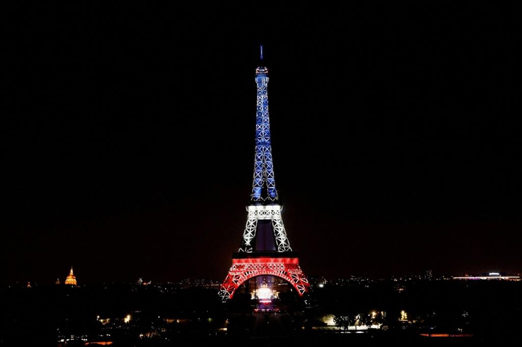 La torre Eiffel illuminata con i colori della bandiera francese in occasione dell'anniversario della presa della Bastiglia, il 14 luglio 2022