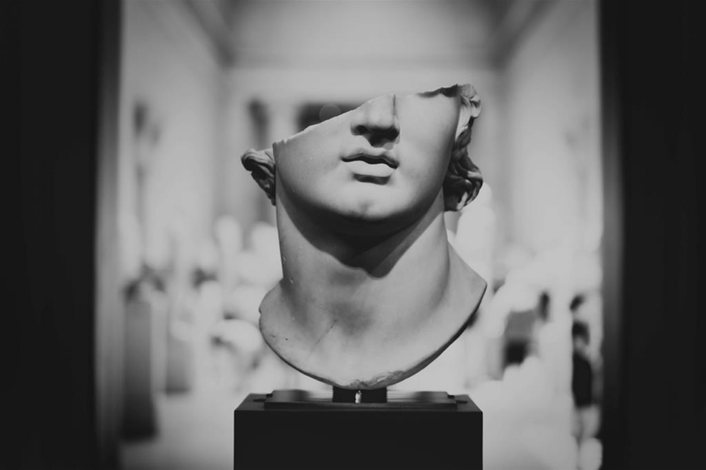 Frammento di testa da una statua colossale di epoca greca. New York, Metropolitan Museum of Art
