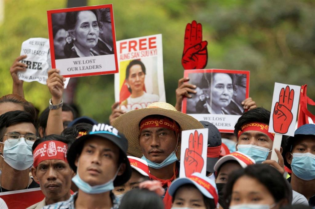 Le proteste per la liberazione di Suu Kyi subito dopo il golpe nel Myanmar nel febbraio 2021