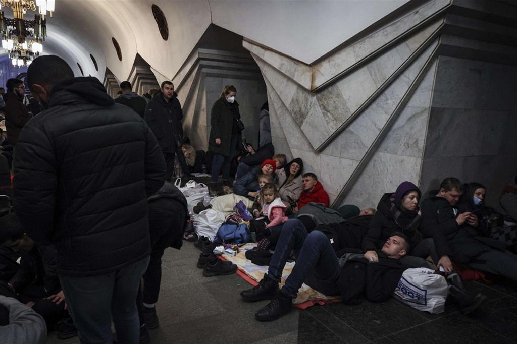 La metropolitana di Kiev diventa un bunker antiaerei