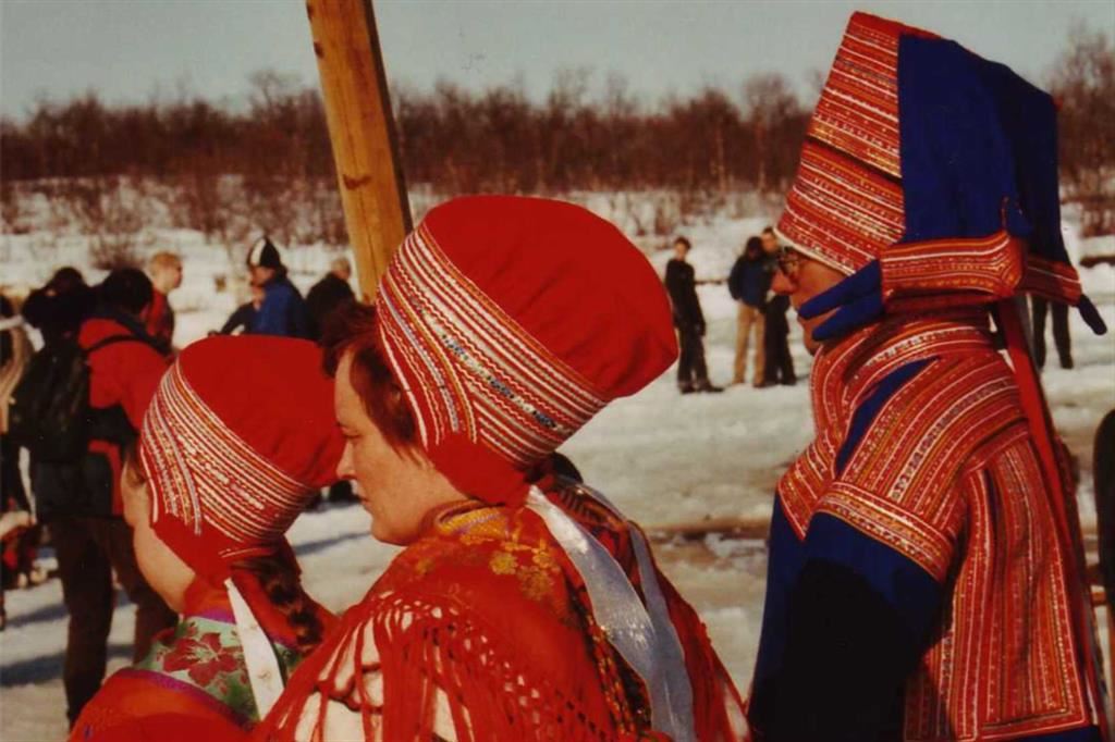 Una famiglia Sami, popolazione indigena della Lapponia, durante una celebrazione religiosa