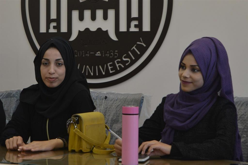 Studentesse dell’Università Al Azhar di Gaza, dove sono il 60% degli iscritti. Sebbene sia un impegno con pochi sbocchi: soprattutto per le ragazze trovare un impiego è praticamente impossibile