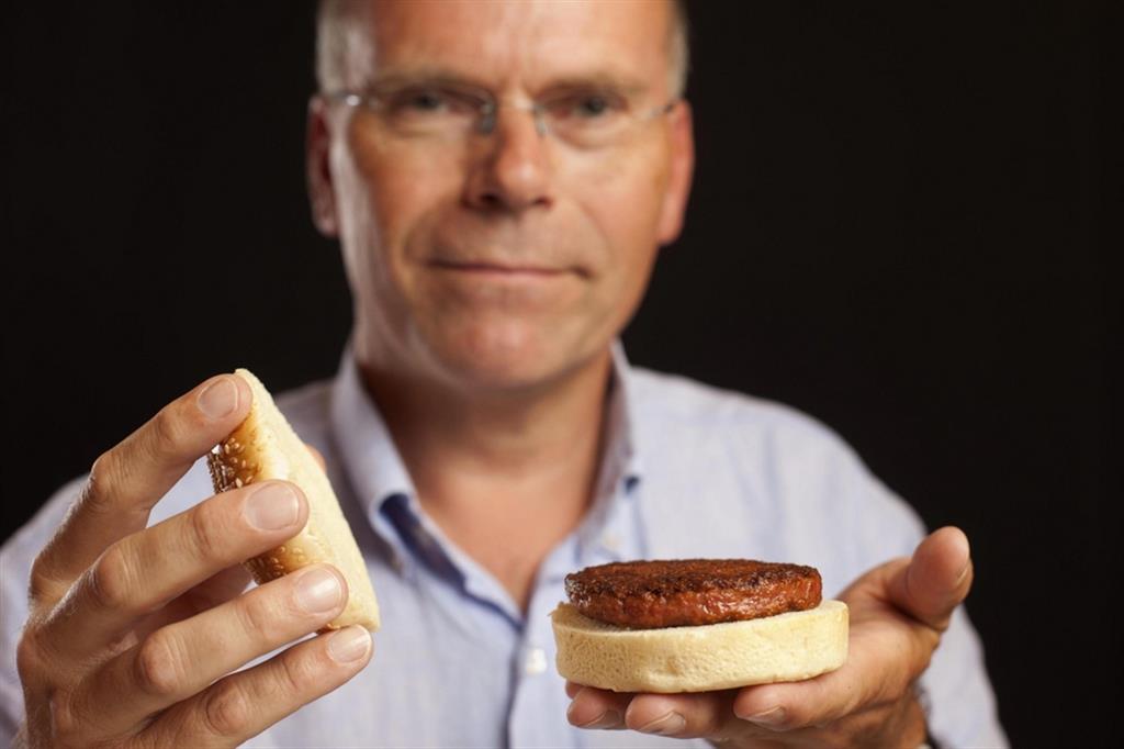 Mark Post presenta il suo hamburger sintetico