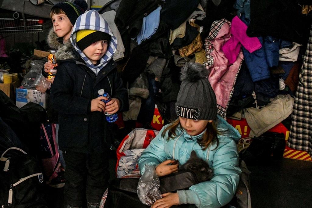 Lo sguardo perso nel vuoto, le lacrime, la paura: ecco i volti dei bambini scappati da Mariupol e accolti in un centro a Zaporizhia