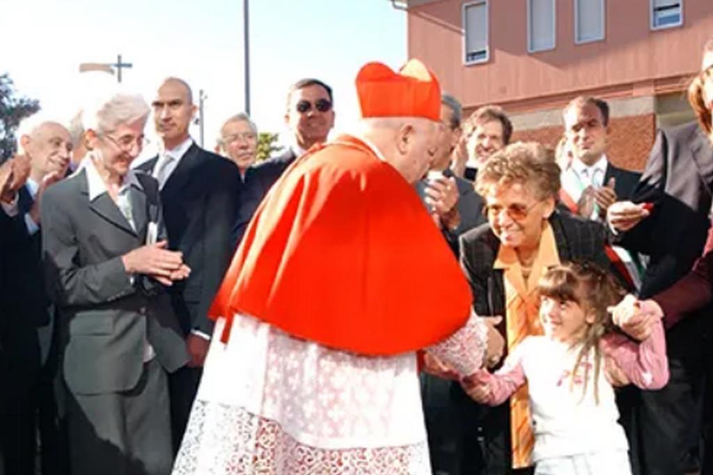 Gabriella Zanella con il cardinale Tettamanzi in un'immagine del 2004