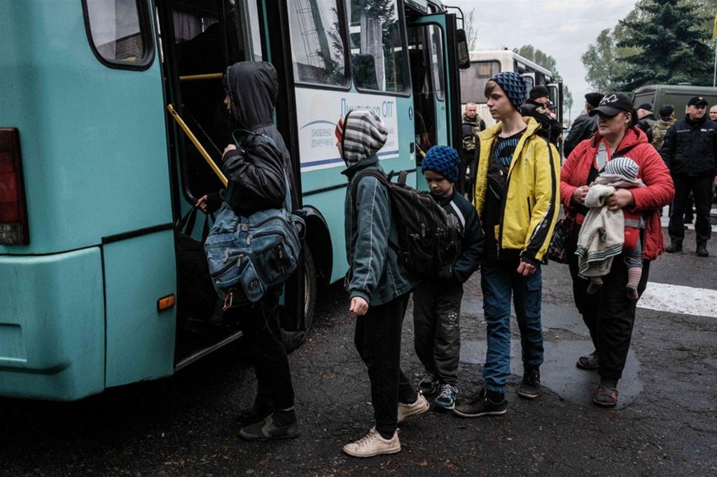 Donne e bambini ucraini in fuga dal conflitto