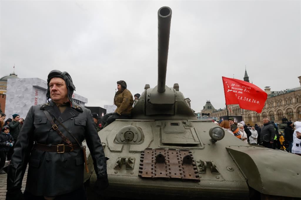 Una sfilata a Mosca con uniformi sovietiche e vecchi carri armati durante le celebrazioni per il «giorno dell’unità della Russia, il 4 novembre