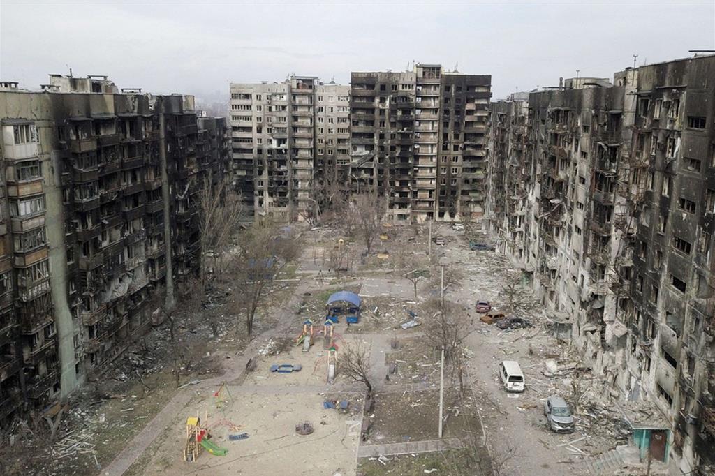 Sono passati cinquanta giorni da quando, lo scorso 24 febbraio, le forze armate russe hanno invaso l’Ucraina. Questa è un'immagine della città sotto assedio e devastata di Mariupol scattata con un drone. - Reuters