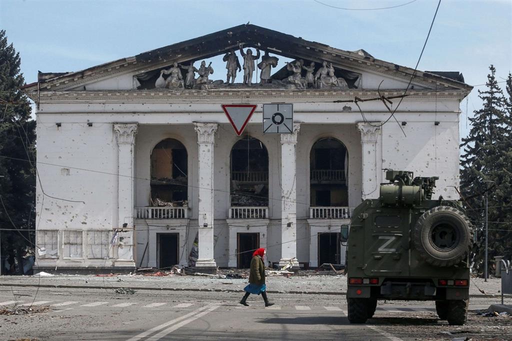 Il 16 marzo viene bombardato anche il teatro di Mariupol. Al momento dell’attacco era in funzione come rifugio di civili e bambini. - Reuters