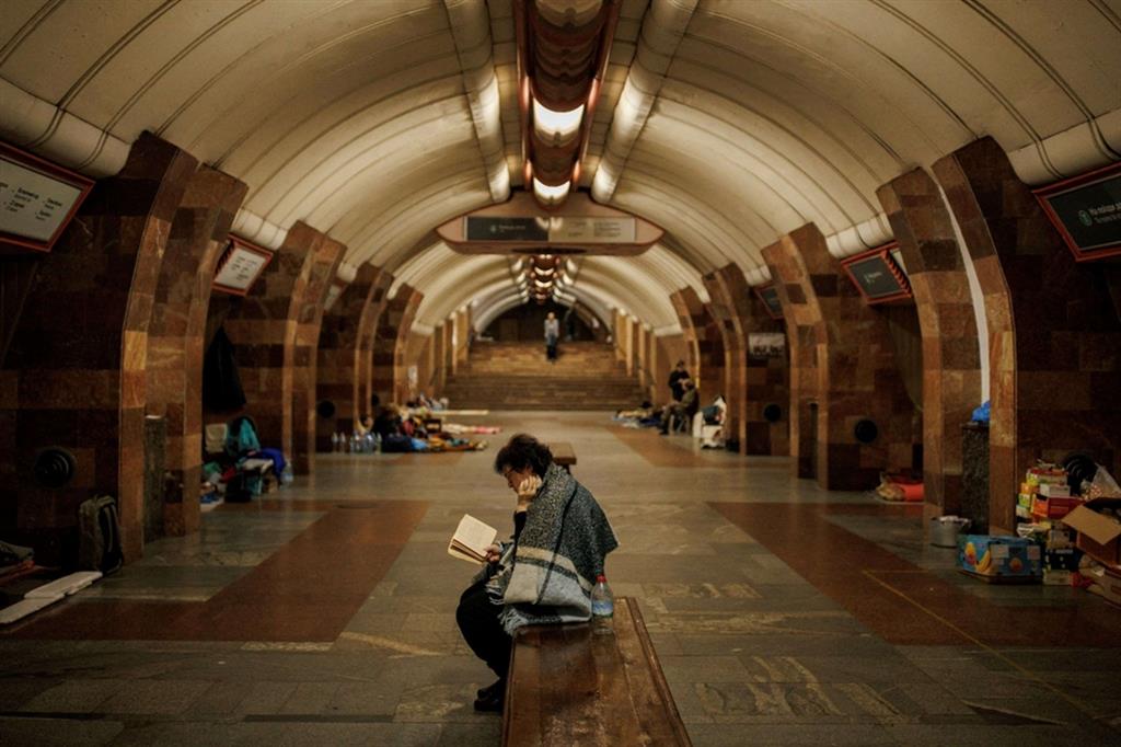 Dopo che la Russia ha intensificato gli attacchi contro le città i parcheggi sotterranei e la metropolitana si sono trasformati in luoghi di rifugio per la popolazione ucraina