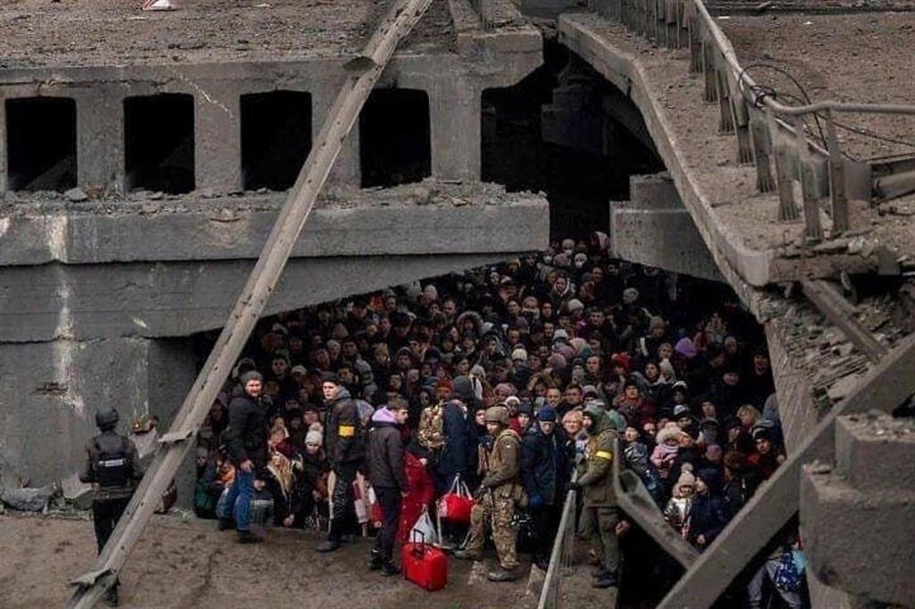 Il 5 marzo da Irpin arrivano foto di decine di civili costretti a nascondersi sotto le macerie di un ponte distrutto per sfuggire ai bombardamenti nemici - Ansa