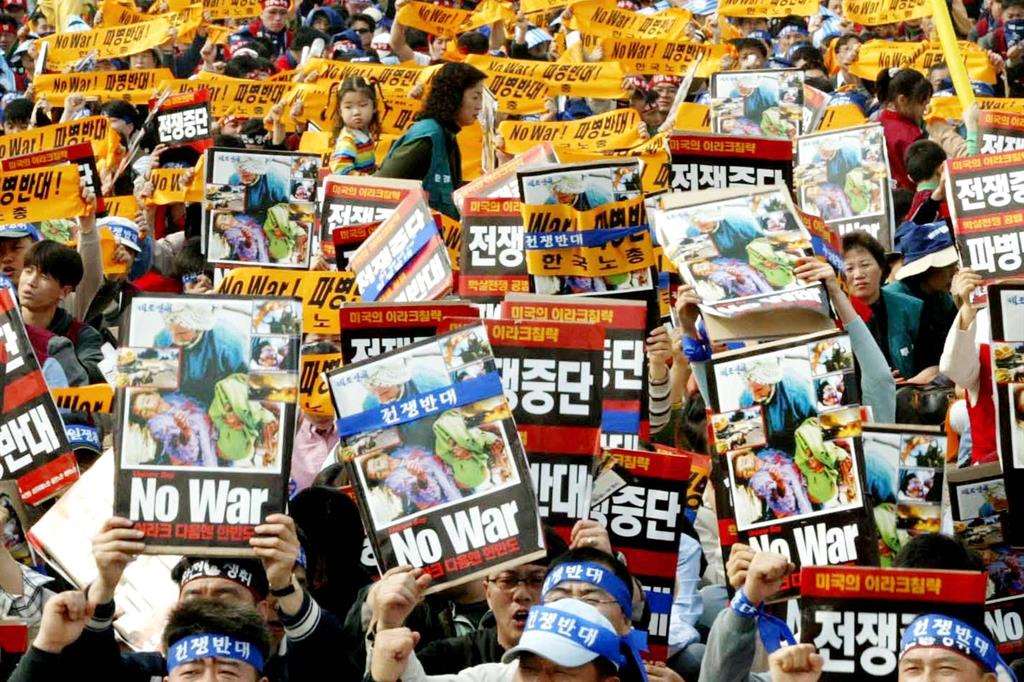 I giovani di Seul in piazza contro la guerra