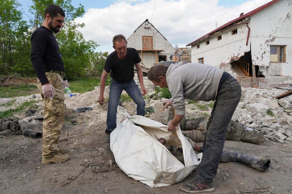 Il recupero delle salme dei soldati russi caduti, il 19 maggio scorso, nel villaggio liberato di Mala Rogan nella regione di Kharkiv