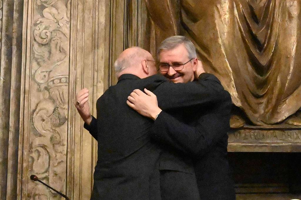 L’abbraccio tra il vicario Fontana (di spalle) e il vescovo di Brescia Tremolada