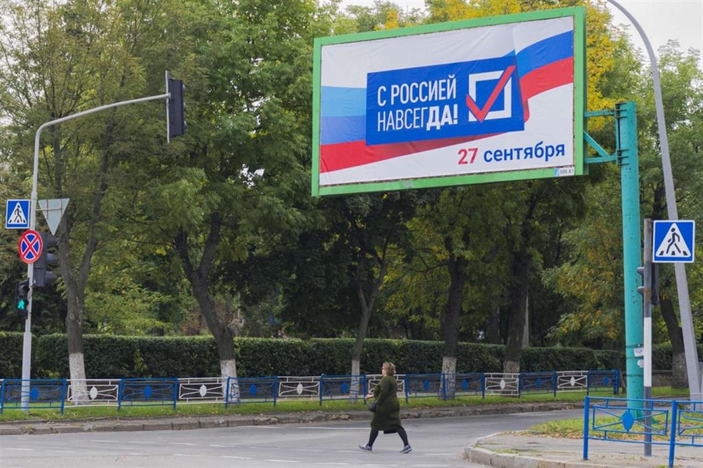 Un cartellone che promuove il referendum a Luhansk