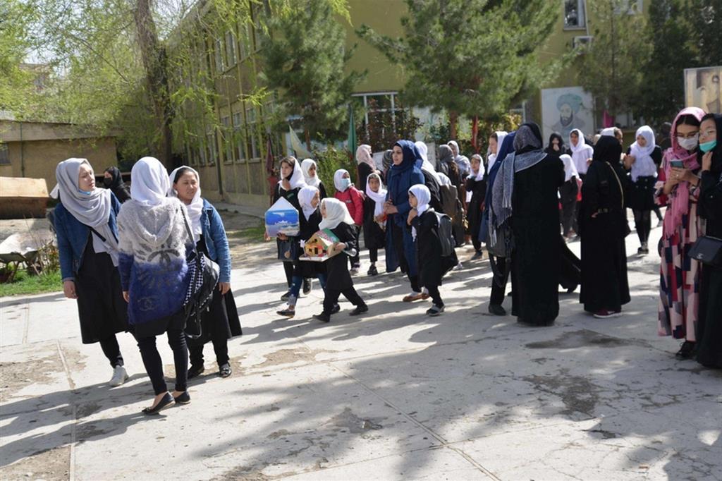Un gruppo di ragazze afgane lasciano la scuola solo poche ore dopo essere tornate sui banchi